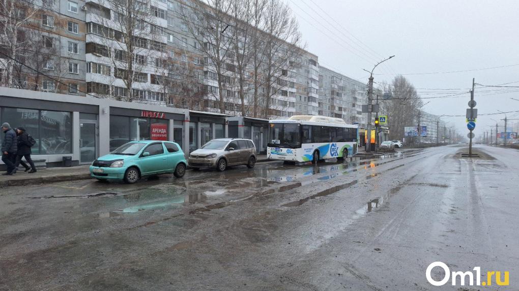 Омскую школьницу выставили из автобуса под проливной ливень