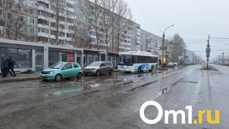 Омскую школьницу выставили из автобуса под проливной ливень