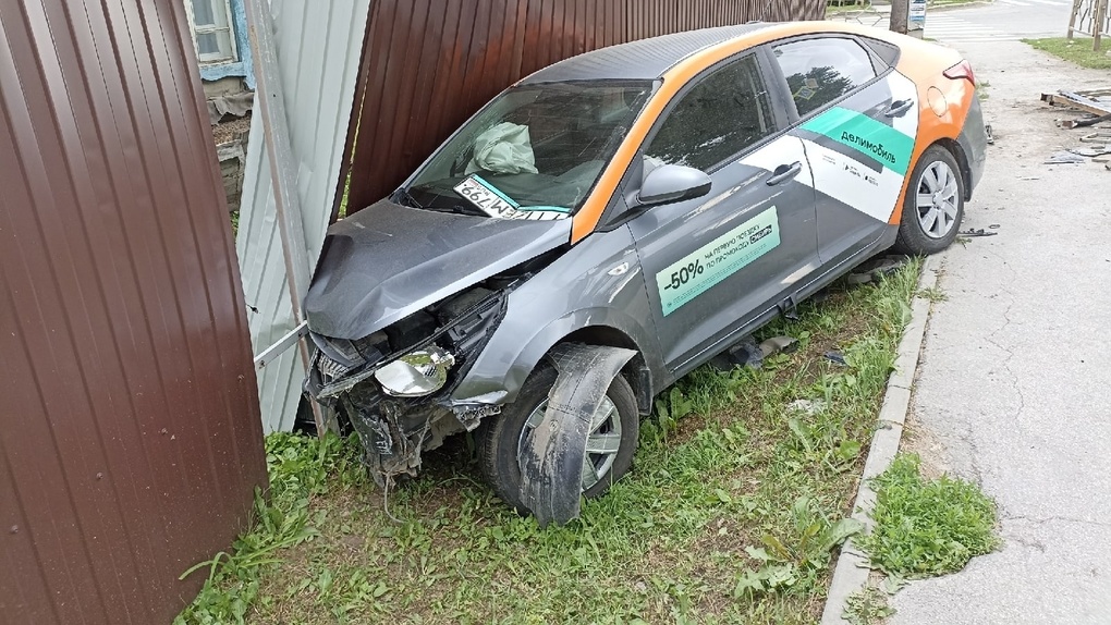 «Ворвался без стука»: каршеринговый автомобиль врезался в забор в Бердске. ВИДЕО