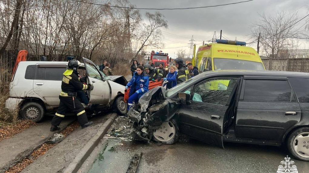 Сотрудники МЧС вызволили людей из автомобиля после ДТП в Новосибирске