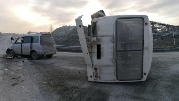 Опасный обгон под Новосибирском: водитель Toyota попал в ДТП с пассажирским автобусом