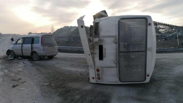 Опасный обгон под Новосибирском: водитель Toyota попал в ДТП с пассажирским автобусом
