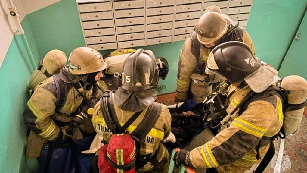 Омские пожарные спасли инвалида из горящего подъезда