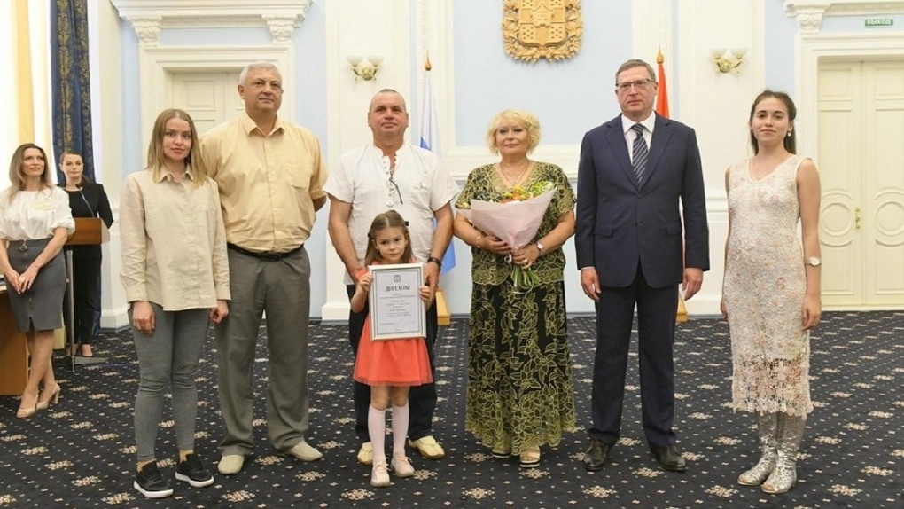 Бурков лично поздравил: омских супругов и их деток признали лучшей семьёй России