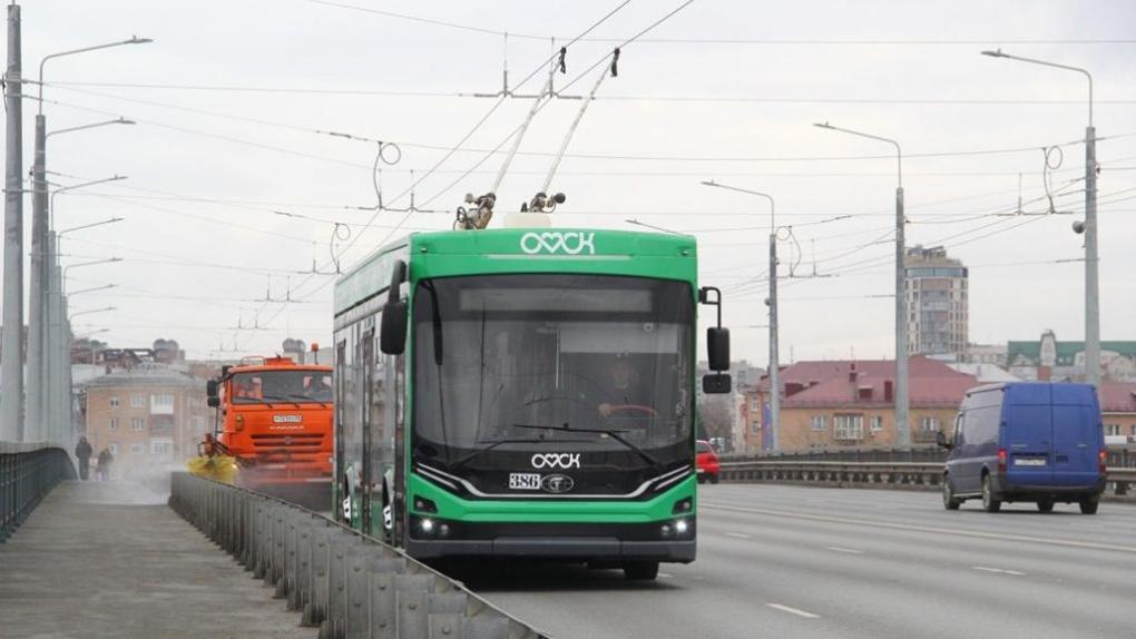 По Ленинградскому мосту в Омске запустили первый троллейбус