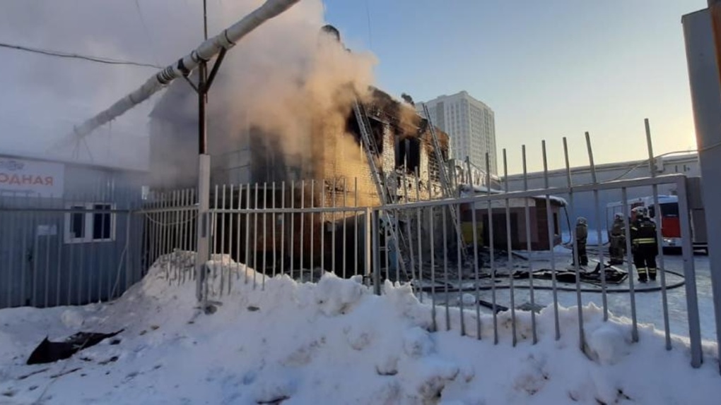 Производственный цех швейной фабрики сгорел в Новосибирске. ВИДЕО