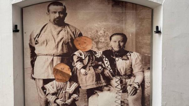 В Омске ищут вандалов, изуродовавших историческую фотографию