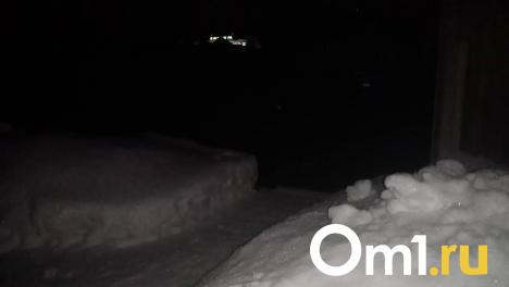 Омскую окраину засыпало черноватым снегом