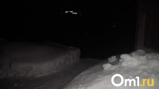 Омскую окраину засыпало черноватым снегом