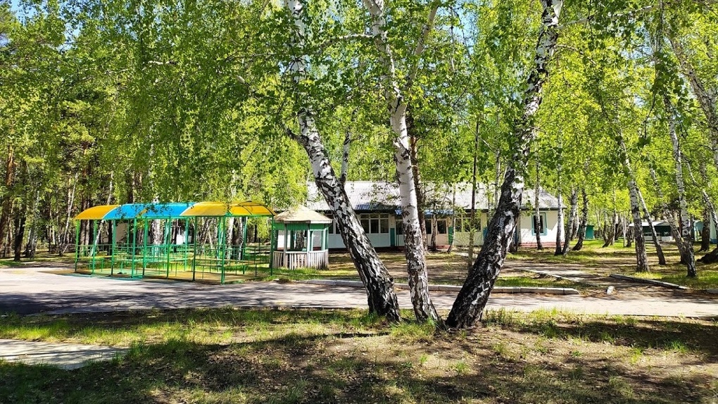 От 10 до 57 тысяч рублей: путёвки в детские лагеря Омска массово скупают. Хватит ли всем мест?