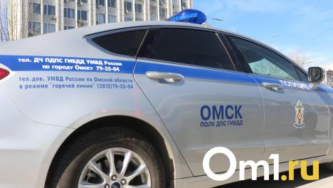На трассе под Омском перевернулся КамАЗ