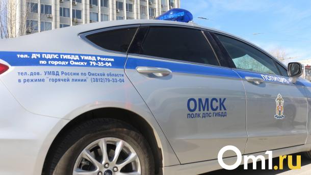 На трассе под Омском перевернулся КамАЗ