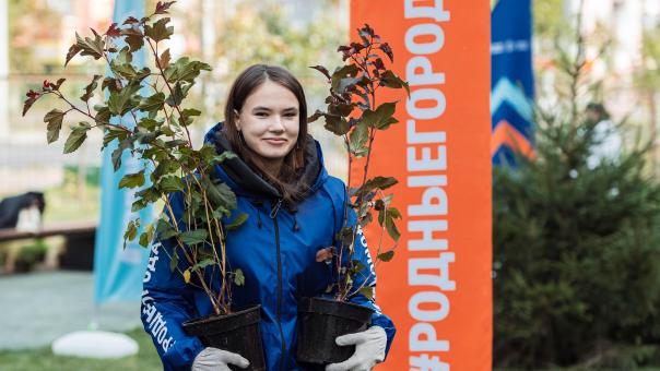 Более тысячи деревьев и кустарников высадили волонтёры ОНПЗ возле ОмГТУ