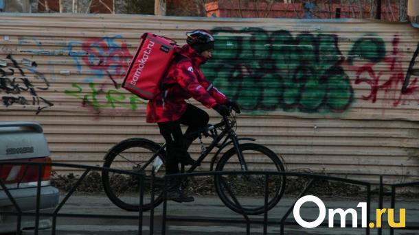 Стало известно, какую зарплату могут получать омские курьеры