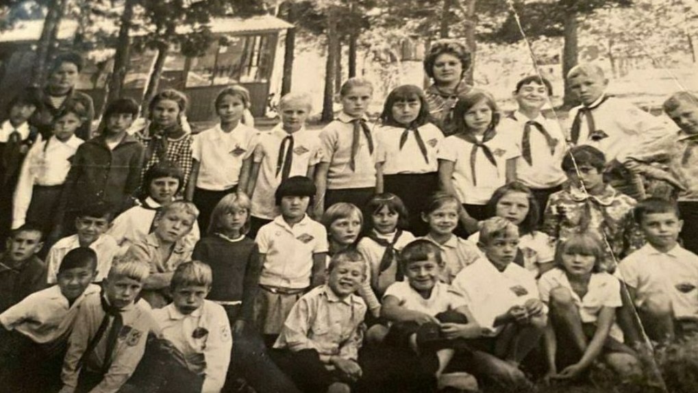 Мэр Омска Сергей Шелест показал фото из детства в пионерском галстуке