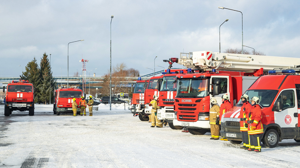Омские пожарные получили специализированные машины в подарок от ОНПЗ