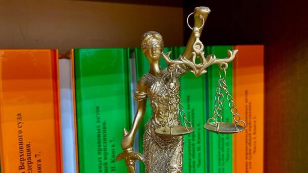 Строитель погиб на высоте 15 метров: суд в Новосибирске защитил его права