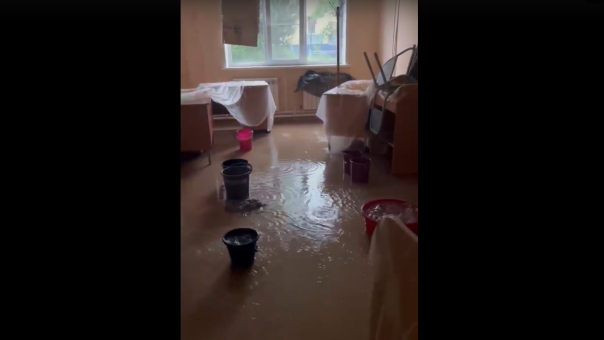 В Омске мощный ливень затопил детскую поликлинику. Показываем видео