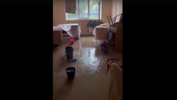 В Омске мощный ливень затопил детскую поликлинику. Показываем видео