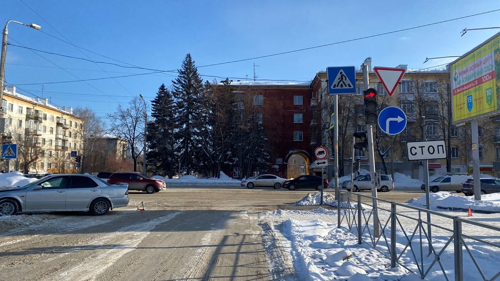 Столкнулись на перекрёстке: 6-месячная девочка пострадала в ДТП в Новосибирске