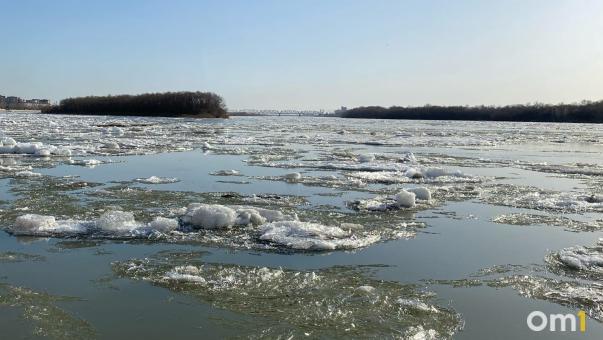 На неделю раньше срока на Иртыше в черте Омска начался ледоход