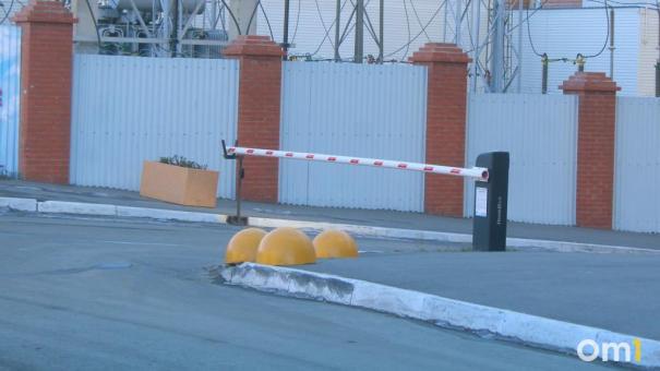 Незаконно установленные в Омске шлагбаумы снесут