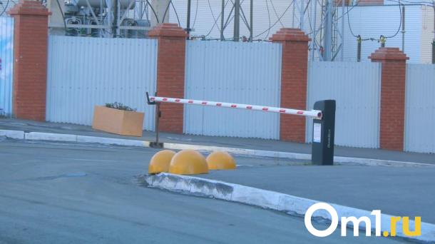 Незаконно установленные в Омске шлагбаумы снесут
