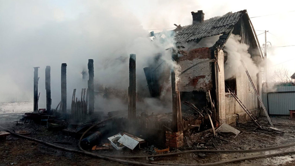 Надрывно рыдали в комнате: двое мальчиков застряли в горящем доме под Новосибирском