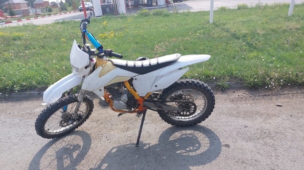 В Омской области подросток на питбайке спровоцировал аварию на трассе