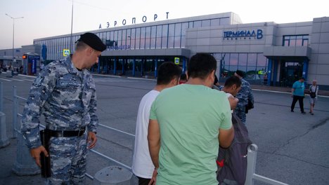 Двенадцать узбеков отправили самолётом из Омска в Ташкент