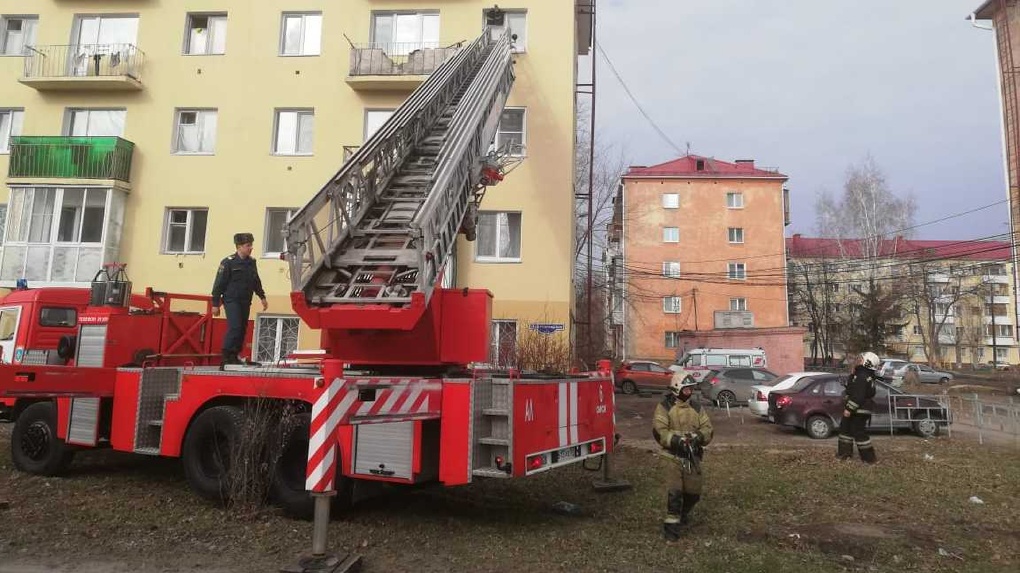 В Омске двухлетний ребенок оказался запертым в квартире с работающей газовой плитой
