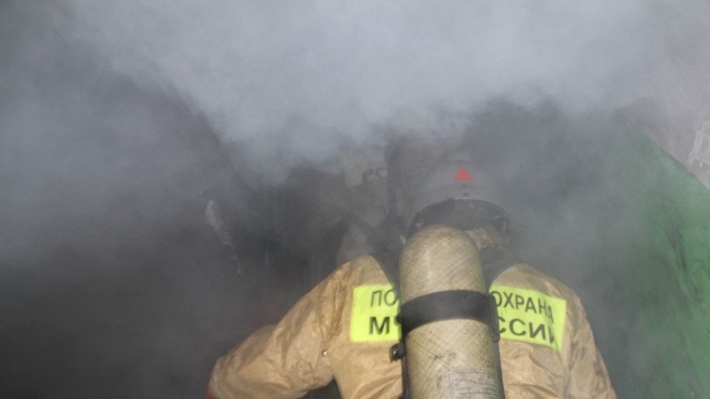 Дым валил из окон: многоэтажка загорелась в Новосибирске