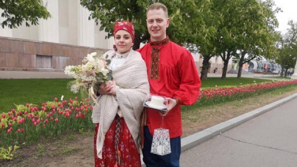 Влюблённые из Новосибирска поженились на массовой свадьбе в Москве