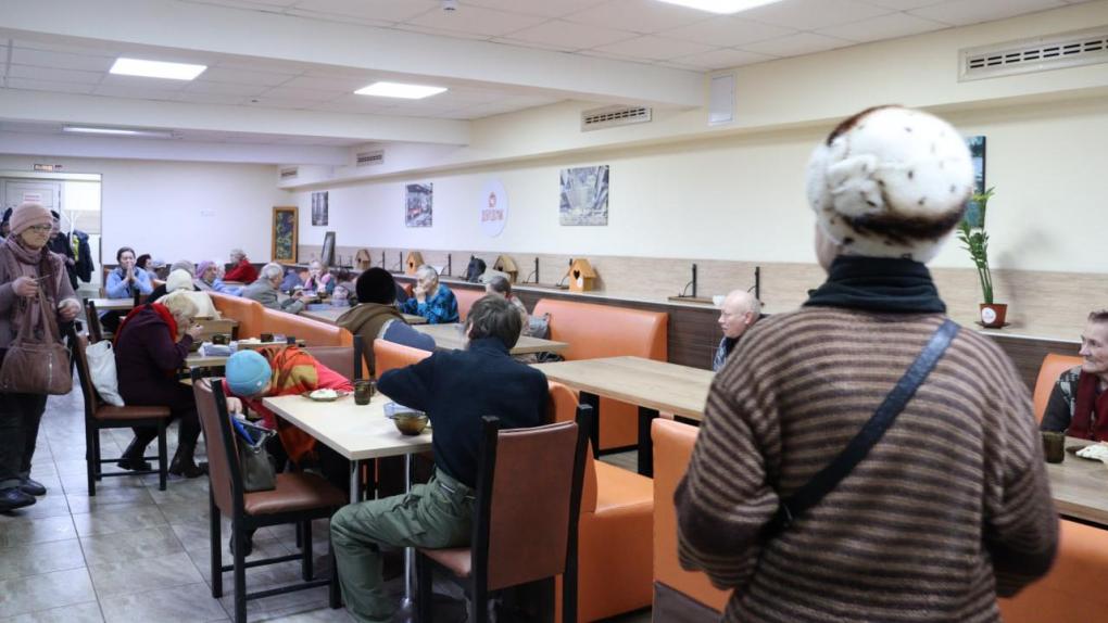 «Бабушка с дедушкой хотят повенчаться»: новосибирское кафе спасает пенсионеров от голода и одиночества