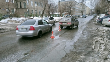 В центре Омска на пешеходном переходе сбили девочку