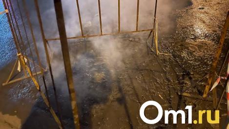 В Октябрьском округе Омска из асфальта сочится кипяток