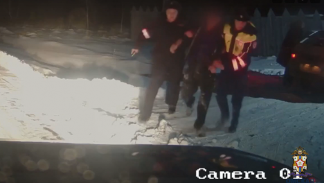 На трассе под Омском вооружённый водитель устроил погоню с полицией