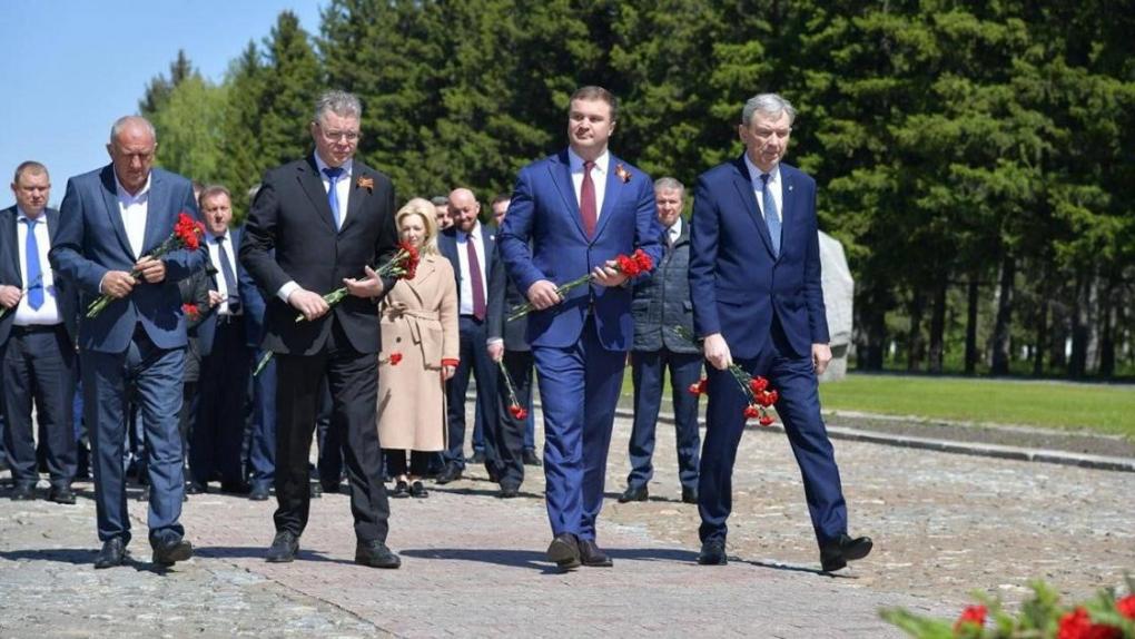 Хоценко и губернатор Ставропольского края возложили цветы к мемориалам в парке Победы