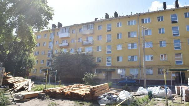 Ремонт крыши в горевшей омской пятиэтажке на бульваре Победы обойдётся в 9 миллионов рублей