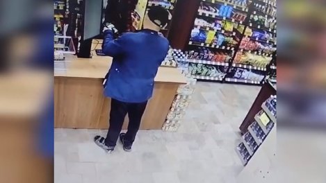 Омич нашёл в чужую карту и решил это отметить горячительными напитками