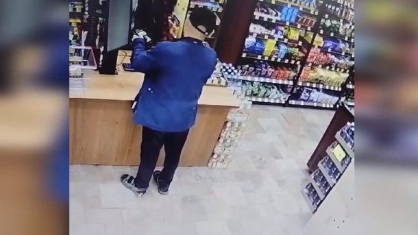 Омич нашёл в чужую карту и решил это отметить горячительными напитками
