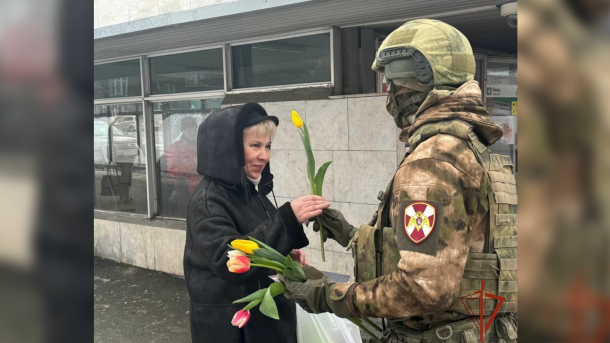 Будущие росгвардейцы поздравили с 8 марта женщин на улицах Новосибирска