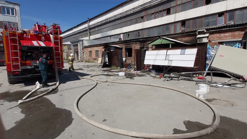 Нашли мёртвого человека: в новосибирском производственном цехе произошёл крупный пожар