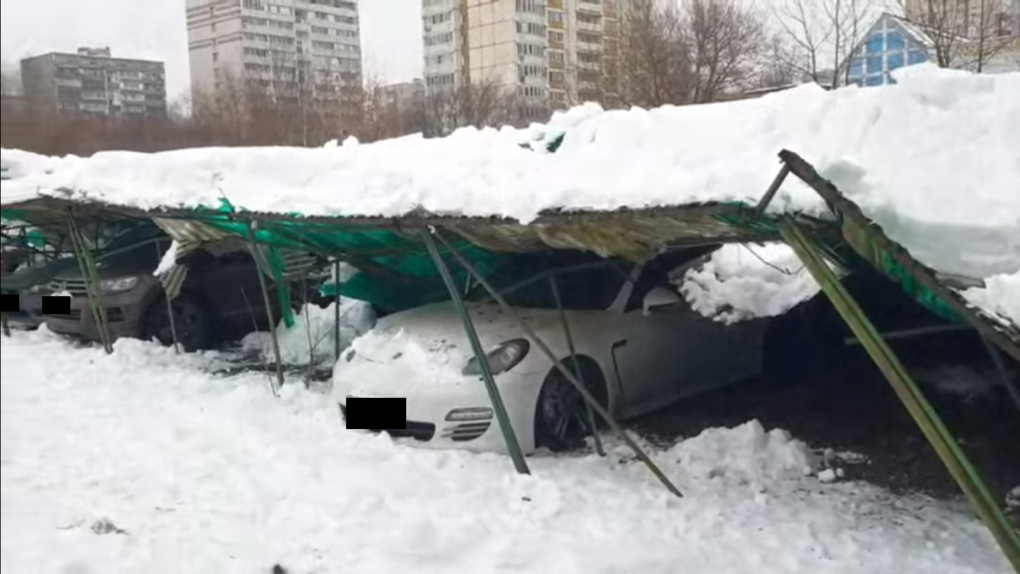 В Москве обрушилась крыша парковки и придавила «Порш» с омскими номерами