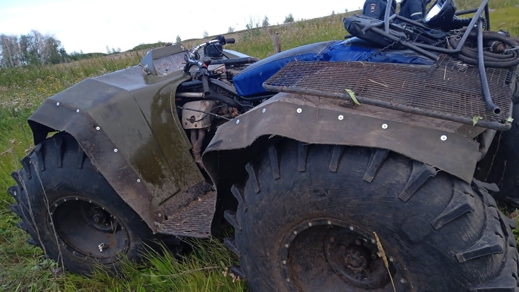 Три человека пострадали в аварии с перевёрнутым квадроциклом в Омской области