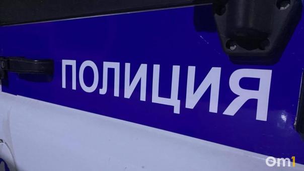 Во дворе омской многоэтажки прохожие нашли труп