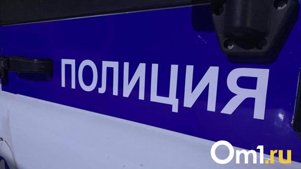 Во дворе омской многоэтажки прохожие нашли труп