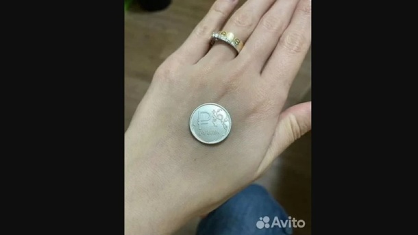 Омичка продаёт рубль за 49 990 рублей