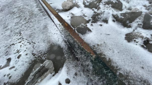 Депутаты горсовета Новосибирска огнемётом растопили лёд на тротуаре