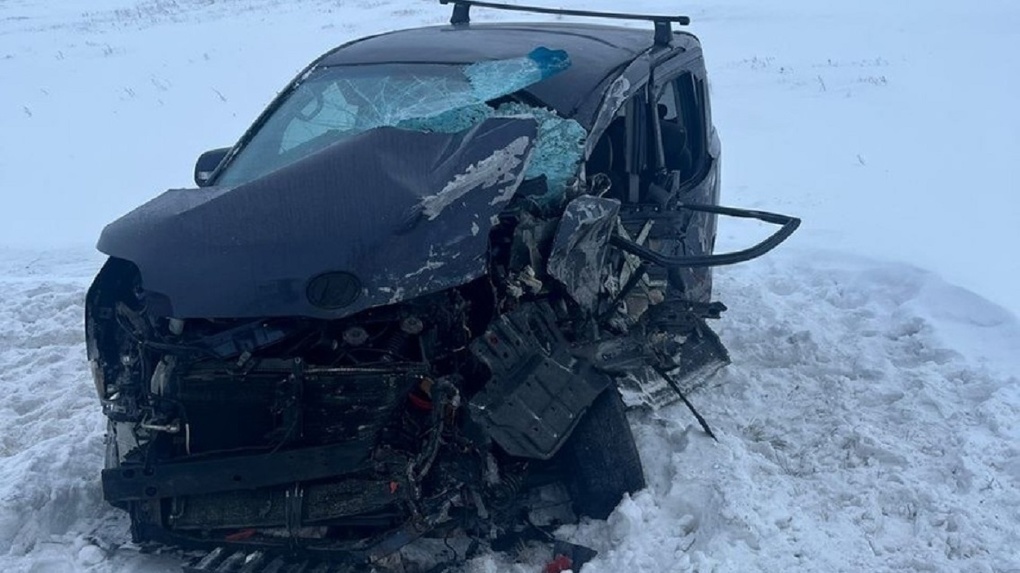 8 пострадавших и смерть: в Рождество на омской трассе грузовик в лобовую столкнулся с иномаркой (ФОТО)
